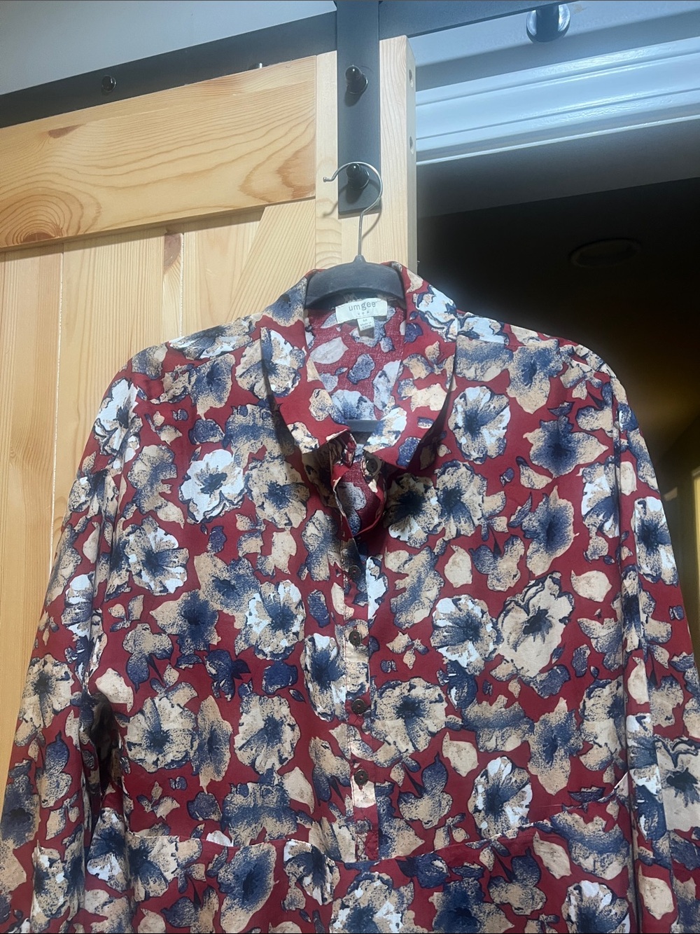 Umgee Burgundy Floral Button-Down tunic
 with Navy & Cream Blooms size medium